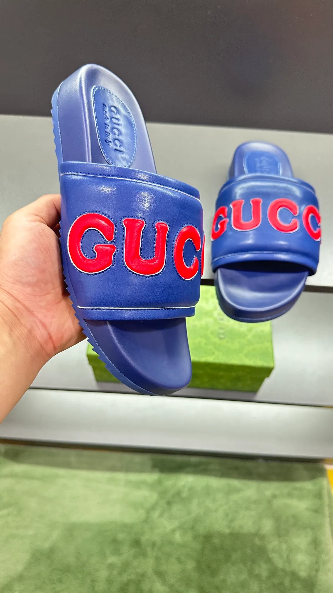 [G Family Couple Style] P: 320💰Female size 36~40 Men's size 39~45, (46. Custom-made GG slippers for men and women. This slipper is made of GG polyester fiber and is decorated with a Gucci label on the front, which adds a striking logo feel to the style. Beige GG recycled polyester fiber, same size for men and women, leather trim